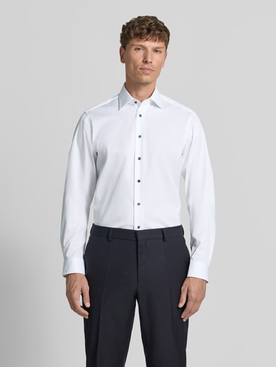 Mannenmodel draagt 'Extralanges Regular Fit Business-Hemd mit Kentkragen' van Christian Berg Men in effen kleuren, puur katoen, extra lang, regular fit, kentkraag, ruglengte bij maat 39/40: 83 cm, schouderbreedte: 46 cm, mouwlengte: 70 cm, effen design, voorkant hele lichaam