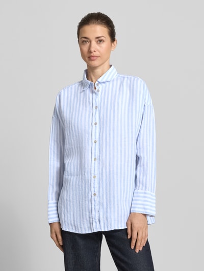 Frauenmodel trägt Relaxed Fit Leinenbluse im Allover-Look von Christian Berg Woman mit Hemdblusenkragen, weiß-blau gestreift, reine Leinen, Ganzkörperansicht von vorne.