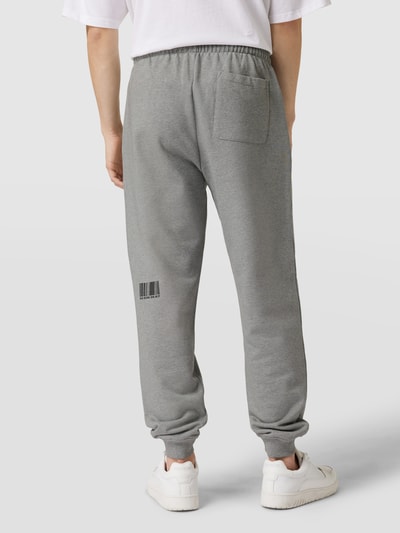 VTMNTS Sweatpants mit Label-Prints Hellgrau Melange 7