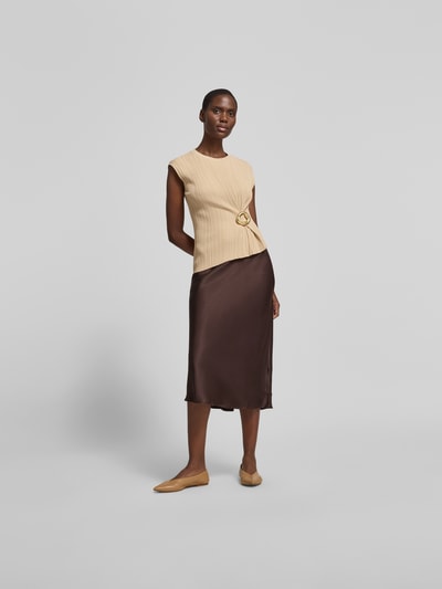 Frauenmodel trägt Blusenshirt aus Viskose-Mix von Joseph in Beige mit Ripp-Optik, körpernahe Passform, metallic Zier-Applikation, extrakurze Ärmel, Rundhalsausschnitt, Rückenlänge 54 cm bei Größe S, Ganzkörperansicht von vorne.