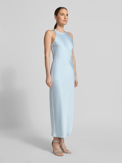 Frauenmodel trägt Vila Midikleid aus Satin Modell 'RAVENNA' in Hellblau, Gerader-Schnitt, Rundhalsausschnitt, Knopfverschluss, Ganzkörperansicht von vorne, Rückenlänge 140 cm, Brustweite 40 cm bei Größe 36.
