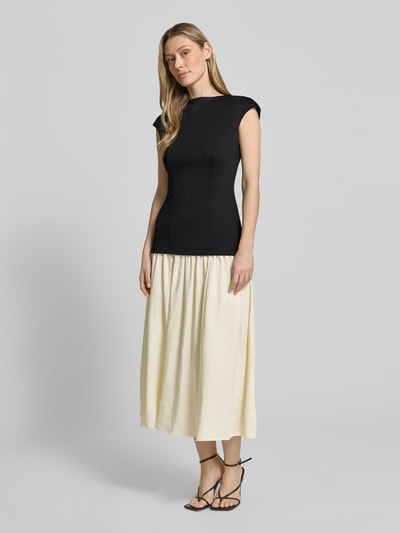 Frauenmodel trägt Midikleid im 2-in-1-Look von Little Mistress, Material-Mix mit Stretch-Anteil, A-Linie, Rundhalsausschnitt, Ganzkörperansicht von vorne.