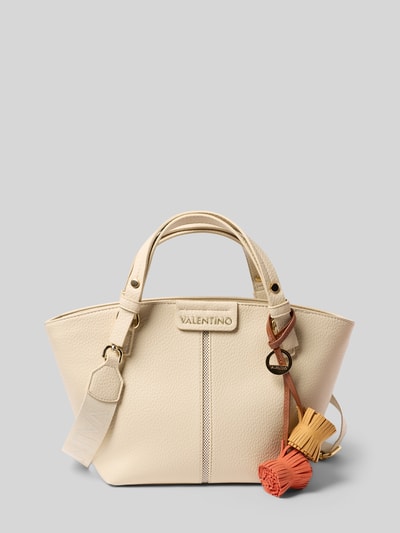 Produktfoto, cremefarbene Handtasche mit Anhänger Modell 'HYBRIS' von VALENTINO BAGS, strukturierte Oberfläche, Label-Detail, kurze Tragegriffe, Reißverschluss, 35x22x15 cm, Länge Schulterriemen 38 cm, Hauptfach mit Innenfach