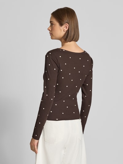 Frauenmodel trägt Regular Fit Langarmshirt aus Baumwoll-Mix Modell 'FENJA' von ONLY, braun mit weißen Punkten, Ganzkörperansicht Rückansicht, Damen Langarmshirt von ONLY.