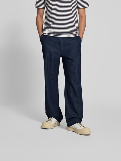 Männermodel trägt Straight Fit Jeans mit Hanf-Anteil von Closed in Dunkelblau, Baumwoll-Mix, Eingrifftaschen, Nahaufnahme Oberkörper
