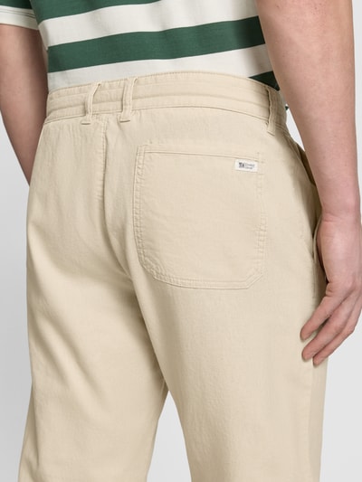 Männermodel trägt Relaxed Fit Hose aus Leinen-Baumwoll-Mix von s.Oliver RED LABEL, Optik: Unifarben, Label-Stitching, Detailaufnahme Rückansicht.