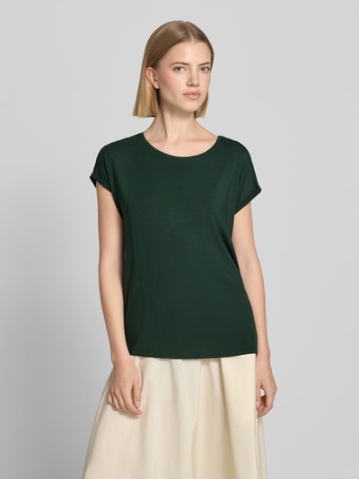 Frauenmodel trägt Regular Fit T-Shirt aus Lyocell-Mix Modell 'AVA' von VERO MODA in Dunkelgrün mit glatter Textur, Nahaufnahme Oberkörper. Damen T-Shirt von VERO MODA.