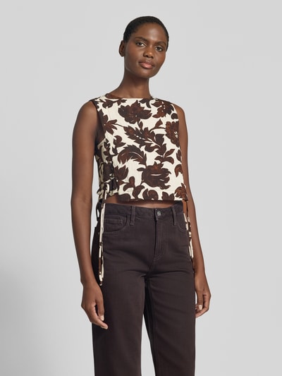Frauenmodel trägt Blusentop aus Viskose-Mix mit seitlicher Schnürung von Mango, Allover-Look, Regular-Fit, Rundhalsausschnitt, Ganzkörperansicht von vorne. Rückenlänge bei Größe S: 42 cm.