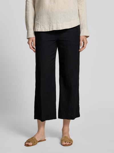 Frauenmodel trägt schwarze Culotte mit französischen Eingrifftaschen Modell 'Linn' von Angels aus Reine Baumwolle, Loose-Fit, Ganzkörperansicht von vorne.