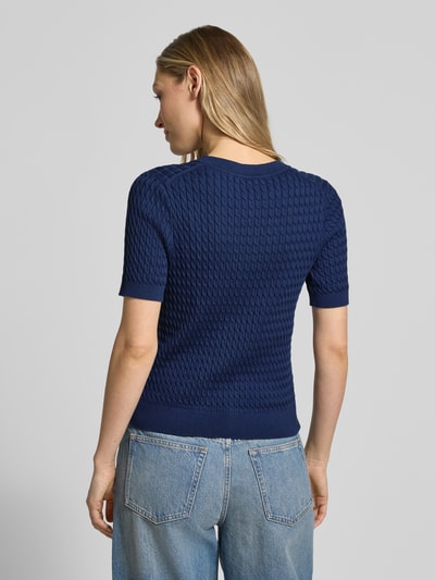 Vrouwenmodel draagt Slim Fit T-Shirt uit puur katoen van Tommy Hilfiger, effen kleuren met kabelpatroon, knitwear, logodetail, blauwe tinten. Ganzkörperansicht Rückansicht.