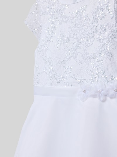 Mädchen trägt Midikleid mit Rundhalsausschnitt von DANAMADE, taillierter Schnitt, Nahtreißverschluss, Schleifen-Detail, Nahaufnahme Oberkörper.