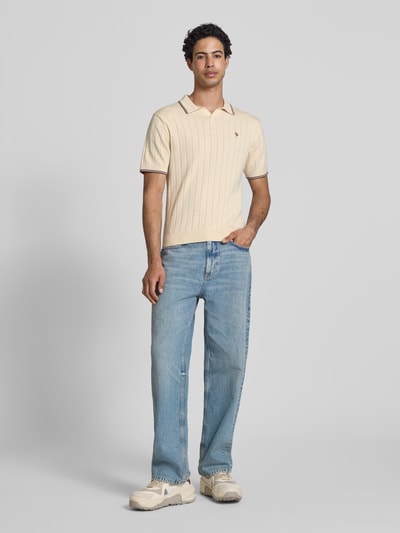 Męski model nosi Slim Fit Polo-Strickshirt mit Logo-Stickerei od REVIEW z bawełny, krój slim fit, ripp, przód, widok całej sylwetki.