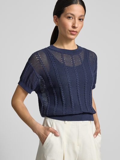 Frauenmodel trägt Relaxed Fit Strickshirt aus Baumwoll-Mix Modell 'LUX LIGHT' von Vero Moda in Dunkelblau, Optik: Unifarben, Lochstrickmuster, Rundhals, Kurzarm, gerippter Ärmel- und Rumpfabschluss, Baumwoll-Mix; Nahaufnahme Oberkörper.