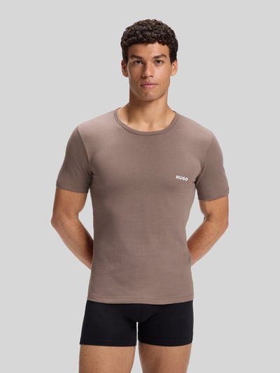 Männermodel trägt Regular Fit T-Shirt-Set aus reiner Baumwolle Modell 'T-SHIRT RN TRIPLET P' von HUGO, Herren T-Shirt-Set, Nahaufnahme Oberkörper.