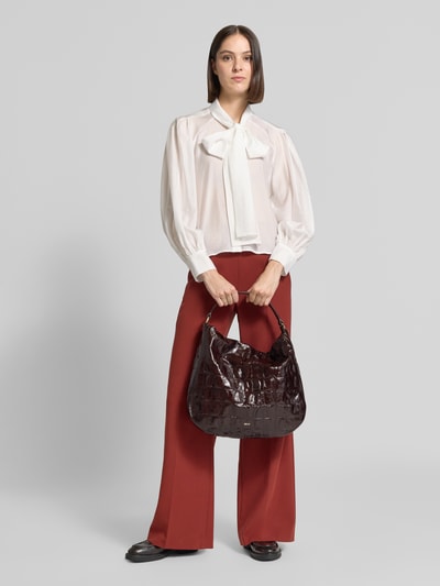 Kobiece modelki trzyma Crossbody Bag mit Steppnähten Modell 'MIA' od Abro, bordowy kolor, pikowanie, szerokość 40 cm, długość 35 cm, głębokość 10 cm, uchwyt krótki, odpinany pasek na ramię, Główna przegroda z zamkiem błyskawicznym, przegródka wewnętrzna zapinana na zamek błyskawiczny, detal z logo, widok całej sylwetki z przodu.