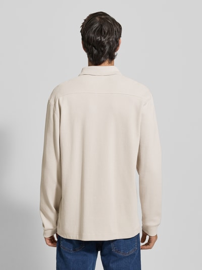 Męski model nosi Regular Fit Koszulka polo z mieszanki bawełny model 'PETEMPESTOLONG' od BOSS, jednokolorowy, wyhaftowane logo, długi rękaw, pikowany materiał, widok całej sylwetki z tyłu.
