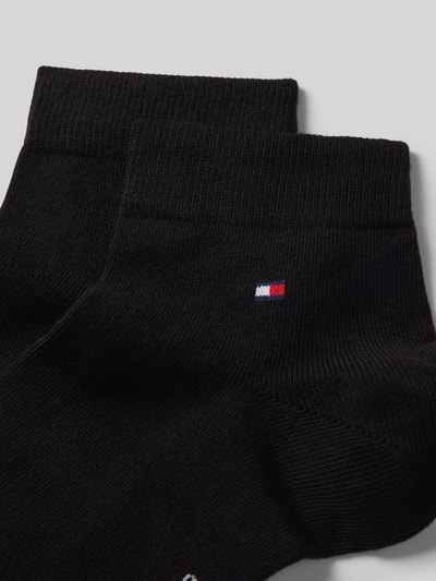 Produktfoto, zwarte Sneaker-Socken aus Baumwoll-Mix im 2er-Pack Modell '2ER QUARTER' van Tommy Hilfiger met geribde rand en labeldetail.