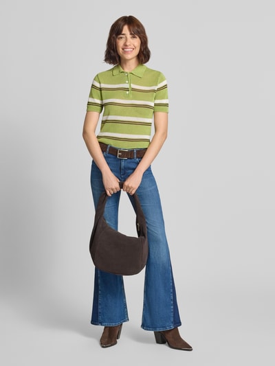 Kobiece modelka nosi Flared Fit Jeans im 5-Pocket-Design Model 'Shelby' od Mustang z mieszanki bawełny, rozkloszowany krój, średni niebieski, guziki i zamek błyskawiczny, szerokość w rozmiarze 27/32: 37 cm, długość wewnętrzna nogawki: 82 cm, pełny widok z przodu.