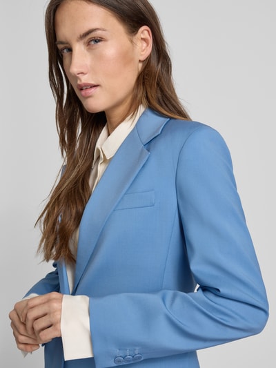 Kobieta modelka nosi żakiet zapinany na 1 guzik z czystej żywej wełny model 'LAMINE' od Weekend Max Mara, efekt: jednolity kolor, taliowany krój, kołnierz z połami, rozcięcie z tyłu, kieszenie z patką, długi rękaw, ozdobne guziki na rękawie, materiał: czysta żywa wełna, zbliżenie na górną część ciała z przodu.