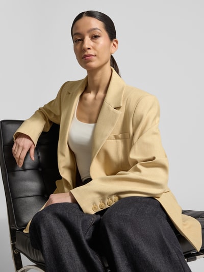 Frauenmodel trägt Regular Fit Blazer mit Viskose-Anteil Modell 'stacy' von Gestuz in Beige, Reverskragen und Knopfverschluss, Nahaufnahme Oberkörper.