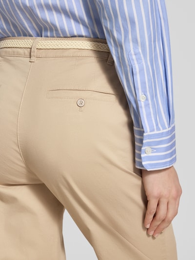 Frauenmodel trägt Casual Fit Chino mit Baumwoll-Anteil von Christian Berg Woman, hellbeige, Baumwoll-Mix, Gürtel, Gesäßtasche, Detailaufnahme Rückansicht.