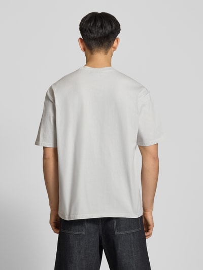 Männermodel trägt Oversized T-Shirt mit 1/2-Arm Modell 'Towson' von Pegador in Weiß, reine Baumwolle, Ganzkörperansicht Rückansicht.