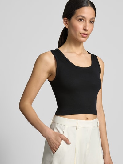 Kobiece model nosi Slim Fit Top mit Zierbordüre Modell 'Tiora' od Drykorn z bawełny, krój slim fit, długość tyłu 33 cm, całkowity widok z przodu