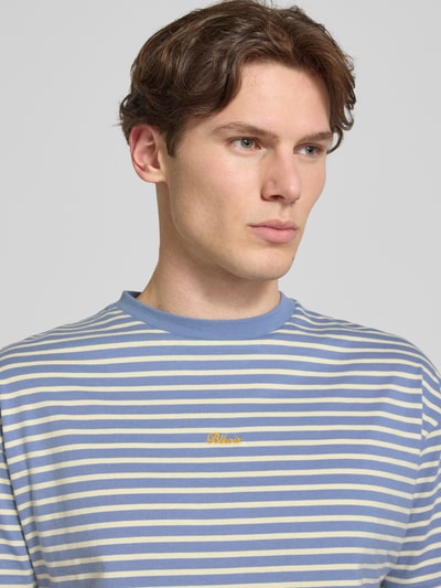 Männermodel trägt Herren T-Shirt mit Label-Stitching und Rundhalsausschnitt von BLKVIS, Reine Baumwolle, Regular-Fit, Allover-Look, Nahaufnahme Oberkörper.