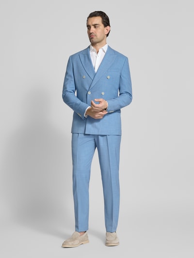 Männermodel trägt hellblaue Slim Fit Anzugjacke mit Reverskragen von MCNEAL, doppelte Knopfleiste, Ganzkörperansicht von vorne.