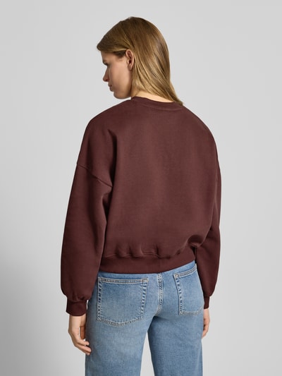 Frauenmodel trägt Sweatshirt mit Label-Print und Rundhalsausschnitt von Review, Baumwoll-Mix, Relaxed-Fit, Ganzkörperansicht Rückansicht.