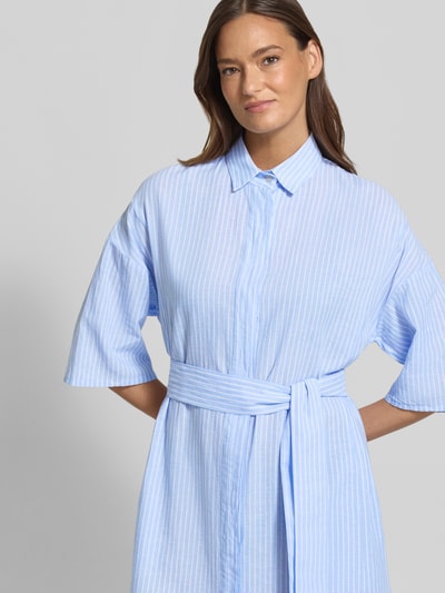 Modelka kobieca ma na sobie sukienkę koszulową Knielanges Hemdblusenkleid mit Bindegürtel Modell 'DERBY' od 0039 Italy z mieszanki lnu i bawełny, prosty krój, niebiesko-białe paski, długość do kolan, kołnierzyk koszulowy, wiązany pasek, szerokość w rozmiarze S: 55 cm, długość tyłu: 98 cm, długość rękawów: 26 cm, zbliżenie na górę sukienki