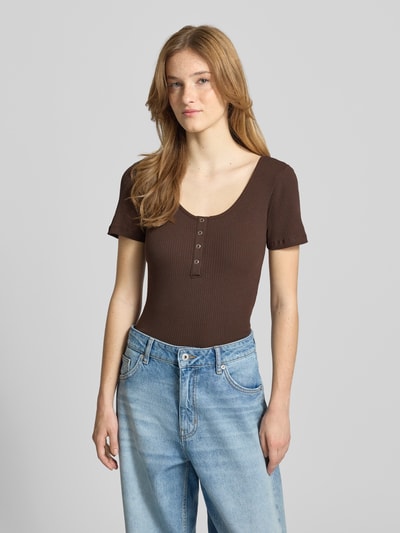 Frauenmodel trägt braunes Slim Fit T-Shirt aus Baumwoll-Mix Modell 'KITTE' von Pieces, Damen T-Shirt, Ganzkörperansicht von vorne.