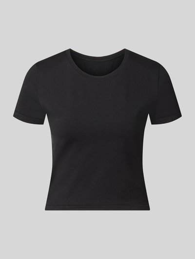 Produktfoto, czarne damski t-shirt z elastycznej mieszanki materiałów, krój krótki, okrągły dekolt, Model 'Feather' od Fabletics, długość tyłu w rozmiarze S: 45 cm
