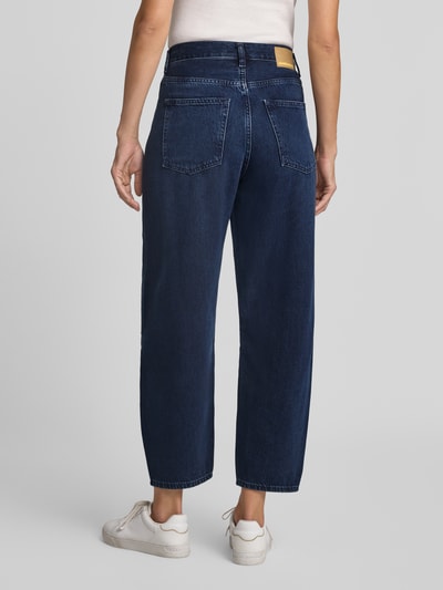 Frauenmodel trägt dunkelblaue Loose Fit Barrel Jeans aus Baumwoll-Lyocell-Mix Modell 'BAARLY' von ARMEDANGELS, Damen Barrel Jeans, Ganzkörperansicht Rückansicht.