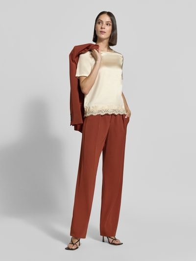 Vrouwenmodel draagt Regular Fit Bluse aus Satin mit Spitzenbesatz van Christian Berg Woman Selection, elastische materiaalmix, satijn, met kant, blouse met korte mouwen, ronde hals, ruglengte maat 36: 57 cm, mouwlengte maat 36: 23 cm, effen kleuren, zachte glans, gladde textuur, Ganzkörperansicht van voren.