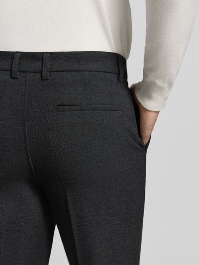 Männermodel trägt Straight Fit Stoffhose mit Viskose-Anteil von Lindbergh, dunkelgrau, feine Textur, Detailaufnahme Rückenansicht.