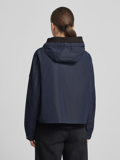 Männermodel trägt Kurtka 'Jacke mit Zweiwege-Reißverschluss' von Gil Bret w kolorze granatowym, krój relaxed fit, kaptur z tunelem, wpuszczane kieszenie, długość tyłu w rozmiarze 36: 59 cm, szerokość ramion: 52 cm, szerokość w rozmiarze 36: 57 cm, długość rękawów: 57 cm, całkowity widok z tyłu