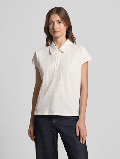 Frauenmodel trägt Regular Fit Poloshirt mit Strukturmuster Modell 'FLOAT' von Fynch-Hatton in Offwhite, reine Baumwolle, kurzärmelig, Ganzkörperansicht von vorne.