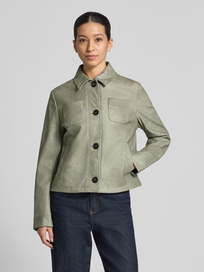 Frauenmodel trägt Regular Fit Jacke in Leder-Optik von Amber & June in Hellgrün mit Umlegekragen, Brusttaschen und Knopfleiste, Ganzkörperansicht von vorne. Rückenlänge bei Größe 36: 54 cm, Schulterbreite: 42 cm, Brustweite: 52 cm, Ärmellänge: 63 cm.