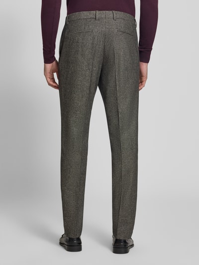 Männermodel trägt Regular Fit Anzughose aus Woll-Mix Modell 'Leon' von BOSS in Grau, strukturierte Oberfläche, Ganzkörperansicht Rückansicht, Herren Anzughose von BOSS.