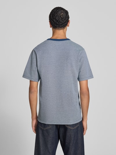 Männermodel trägt Regular Fit T-Shirt aus Baumwoll-Mix Modell 'Alves' von JACK & JONES, melierte Optik, Ganzkörperansicht Rückansicht. Damen T-Shirt, Logo-Detail, Rundhalsausschnitt, Rückenlänge bei Größe M 70 cm.