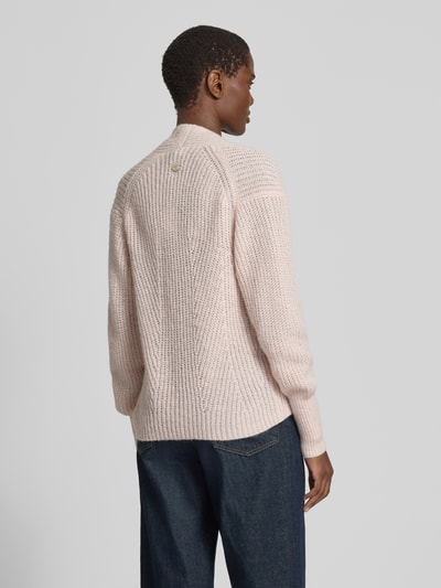 Frauenmodel trägt Regular Fit Cardigan mit Alpaka-Woll-Anteil Modell 'Kanna' von JOOP! in Strick-Optik, hellrosa, Rückansicht Ganzkörperansicht.