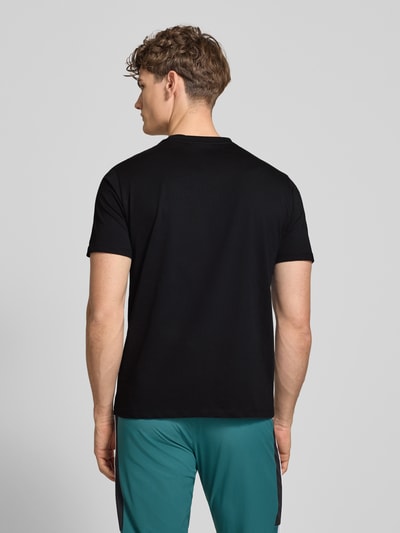 Męski model nosi Regular Fit T-Shirt mit Logo-Print od SERGIO TACCHINI z czystej bawełny, czarny, widok całej sylwetki z tyłu.