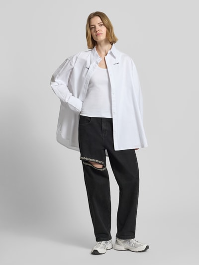 Frauenmodel trägt Straight Fit Jeans mit Cut Out und Ziersteinen von Karo Kauer aus Baumwoll-Elasthan-Mix in Schwarz, 5-Pocket-Design, Ganzkörperansicht von vorne.