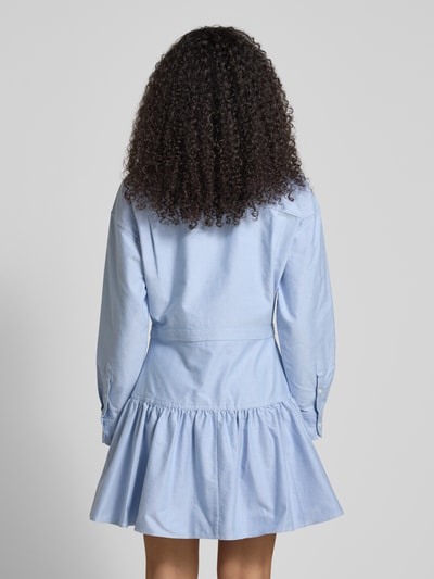Frauenmodel trägt Tailliertes Blusenkleid aus reiner Baumwolle von Polo Ralph Lauren in Hellblau, unifarben, Mini-Länge, Ganzkörperansicht Rückansicht.