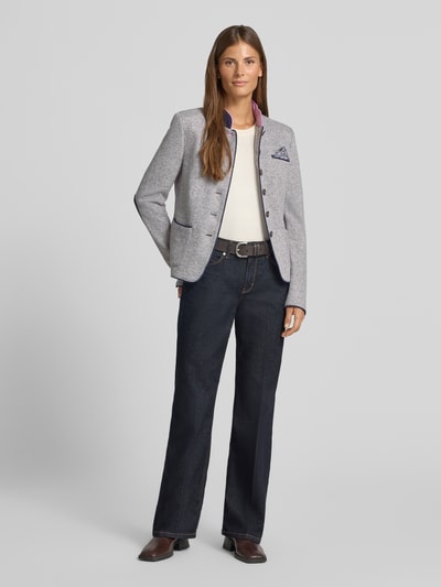 Vrouwenmodel draagt blazer uit wolmix met pochet van White Label, lichtgrijs, getailleerd model, opstaande kraag, knoopsluiting, borstzak, opgestikte steekzakken, donkere jeans, casual stijl, voorkant volledig zichtbaar, Ganzkörperansicht von vorne. Ruglengte maat 36: 52 cm, borstwijdte: 46 cm, mouwlengte: 64 cm.