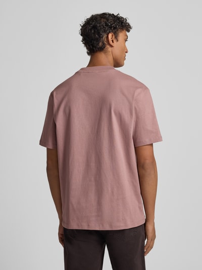Männermodel trägt Regular Fit T-Shirt aus reiner Baumwolle Modell 'DALOLINO' von HUGO in Optik: Unifarben, Ganzkörperansicht Rückansicht.