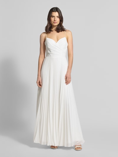 Modelka kobieca nosi Regular Fit Hochzeitskleid in Falten-Optik von Hey Kyla, białe, krój regular fit, cienkie ramiączka, dekolt na plecach, wszyty zamek błyskawiczny, plisy, długość tyłu w rozmiarze 36: 127 cm, szerokość w rozmiarze 36: 33 cm, widok całej sylwetki z przodu.
