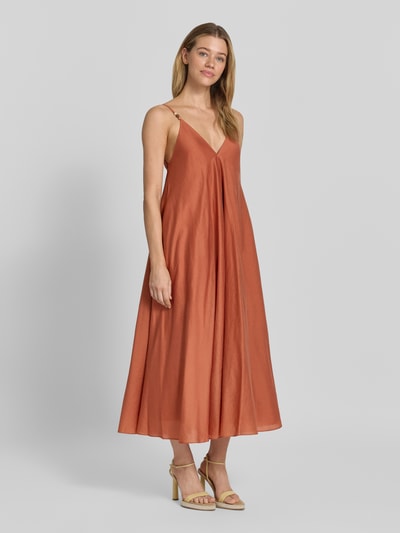 Vrouwenmodel draagt cocktailjurk met V-hals en spaghettibandjes van Jake*s Cocktail, lyocellmix met linnen, A-lijn midi-jurk, parels, ruglengte bij maat 36: 106 cm, borstwijdte bij maat 36: 44 cm, geheel van voren.