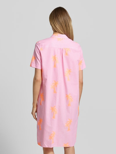 Frauenmodel trägt Knielanges Hemdblusenkleid mit Knopfleiste von Milano Italy aus Baumwoll-Mix, Gerader-Schnitt, Kentkragen, 1/2-Arm, Ganzkörperansicht Rückansicht.